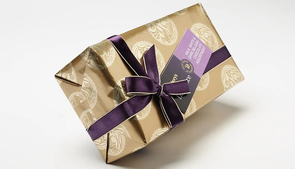 Boîte suremballée avec du papier